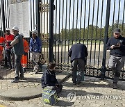 France-Versailles Evacuated