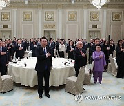 국민통합위원회 만찬 참석한 윤석열 대통령