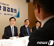 방문규 산업장관 "정유 4사 투명한 석유가격 정책 시행해 달라"