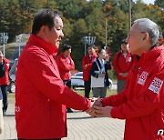 심재국 평창군수와 인사하는 유인촌 장관