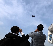 미 공군 C-17의 시범비행