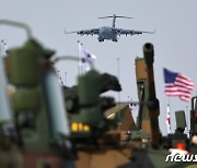 미 대형 수송기 C-17 시범비행