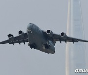 육중한 기체로 이륙하는 C-17