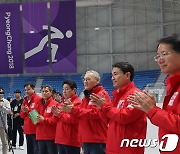 강릉 스피드스케이팅장 찾은 유인촌 장관