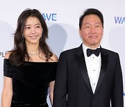 최태원, 동거인 김희영 손잡고 ‘블랙 커플룩’ 첫 공개 행보