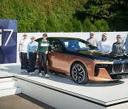 BMW 앞에서 포즈를 취하는 여자골프 선수들 [LPGA]