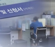 은행 퇴직하면 5억 받기도…이자 잘 갚는 국민은 벼랑 끝