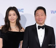 최태원 SK 회장, '동거인' 김희영 이사장 손잡고 파리 갈라쇼 등장