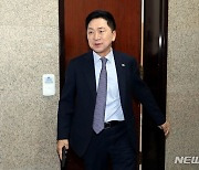 당 대표실 나서는 김기현 대표