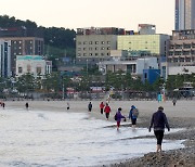 울산 동구 일산해수욕장 '맨발걷기' 명소로 거듭나