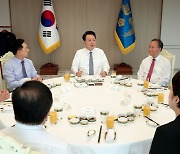 윤대통령 "국민은 왕, 무조건 옳아"…여 지도부 깜짝 오찬서 소통 공감