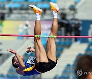 2m32 넘으며 우승 확정짓는 우상혁