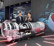 '서울 ADEX 2023' 한화 부스 찾은 김동관 한화 부회장