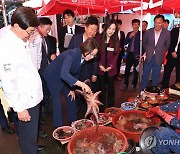 부산 기장시장 찾은 이영 중소벤처기업부 장관