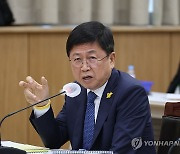 국정감사서 의원 질의에 답변하는 최교진 세종시교육감