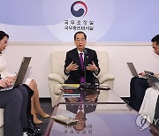 출입기자단과 간담회 하는 한덕수 총리