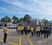 지진 대비 옥외 대피 훈련하는 평창군 공무원