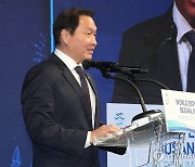 최태원, 동거인 김희영과 손잡고 파리 '갈라 디너' 참석