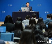 금통위 기자간담회하는 이창용 한은 총재