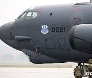 공군기지에 주기된 美 미 전략폭격기 B-52H