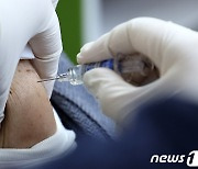 코로나19 새 백신 접종 첫날 '20만여건'…작년보다 3배↑