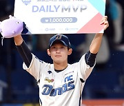 [포토]NC 서호철, 6타점으로 와일드카드 결정전 데일리 MVP