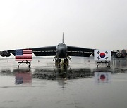 B-52 폭격기 첫 한반도 착륙…"철통같은 한미동맹"