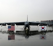 핵무기 탑재 가능한 B-52H, 韓 공군기지 첫 착륙