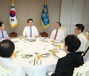 총선 앞둔 정부·여당, 긴축재정 기조 접을까