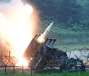 우크라, ‘美 제공’ 에이태큼스로 러 공군기지 2곳 공격…“20발 전달”