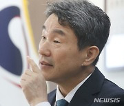 [단독]이주호 "늘봄학교, '교내 분리 모델' 검토…2027년 전담교사 배치"