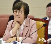 굳은 표정의 권태선 방송문화진흥회 이사장