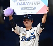 서호철, WC 1차전 MVP [포토]