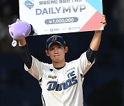 서호철 '와일드카드 1차전 데일리 MVP'[포토]