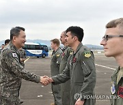 B-52H 작전요원 격려하는 김승겸 합참의장