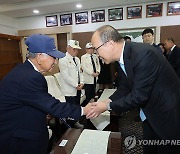 6·25 참전유공자와 인사 나누는 윤종진 보훈부 차관