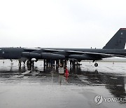 청주 공군기지에 착륙한 미군 전략폭격기 B-52H