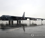 청주 공군기지에 착륙한 미군 전략폭격기 B-52H