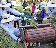 [포토] 탈곡 체험하는 어린이들