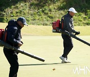 [Ms포토] 상상인 한국경제TV오픈 2라운드 '그린 위 낙엽 제거'