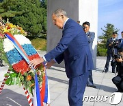 북한 '해방탑' 방문해 화환 진정하는 러시아 외무장관