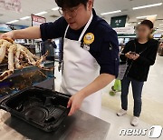 '살아있는 러시아산 레드 킹크랩이 반값'