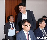 [국감]산자위 국감 퇴장하는 유창오 공영홈쇼핑 상임간사