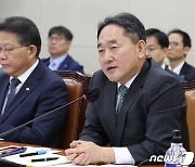 [국감]보건복지위 질의에 답변하는 김태현 국민연금공단 이사장