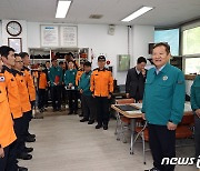 소방대원 격려하는 이상민 행안부 장관