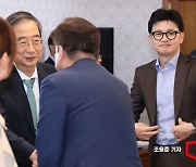 [포토]조규홍 복지부장관과 악수하는 한덕수 총리