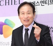 손하트까지?… '혈액암 투병' 안성기, 건강해진 근황