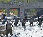 계절 바뀌면 때 씻어내는 ‘청계천 세신사’[도시풍경]