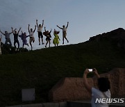 전쟁에도 삶은 피어난다…NYT "우크라, 장기전 속 경제 반등"