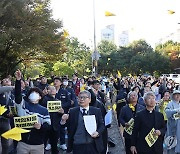 오송참사 100일 문화제서 비행기 날리는 참가자들